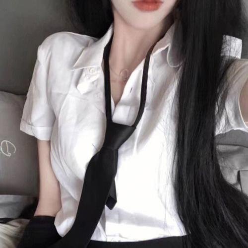 裸男歌唱
